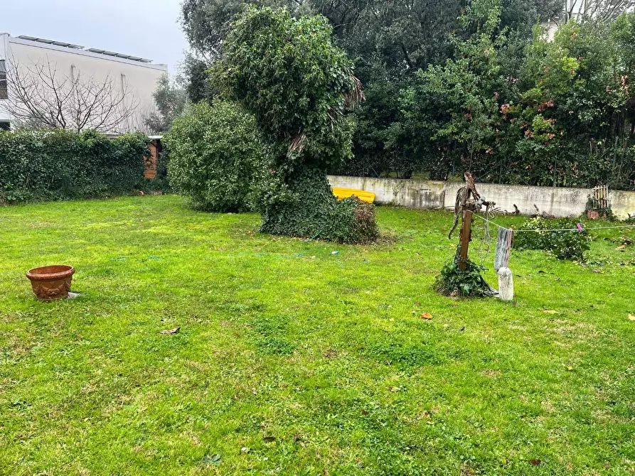 Immagine 4 di Villa in vendita  a Lucca