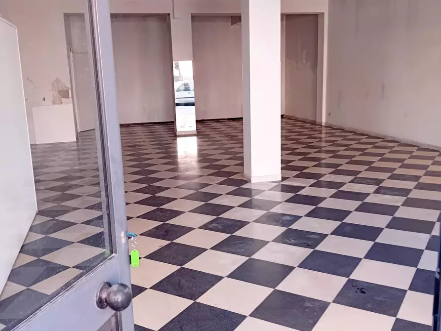 Immagine 10 di Locale commerciale in affitto  a Ispica