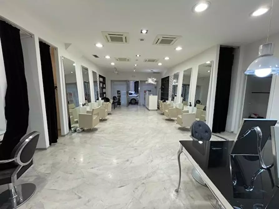 Immagine 2 di Locale commerciale in vendita  a Pontedera