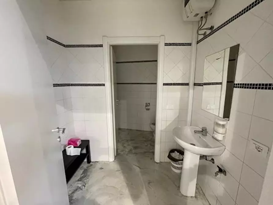 Immagine 4 di Locale commerciale in vendita  a Pontedera