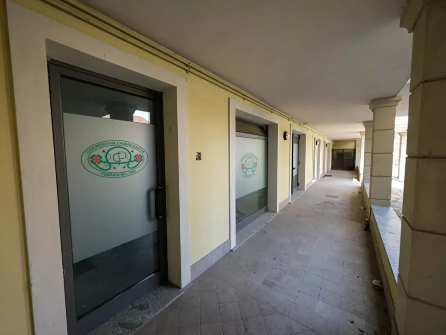 Immagine 2 di Negozio in vendita  a Arluno