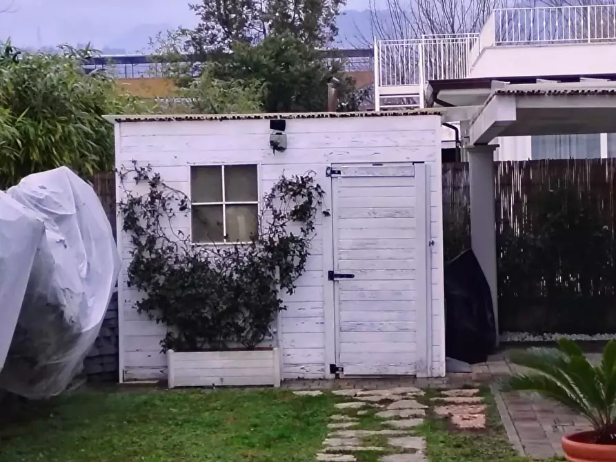 Immagine 17 di Villa in vendita  a Massa