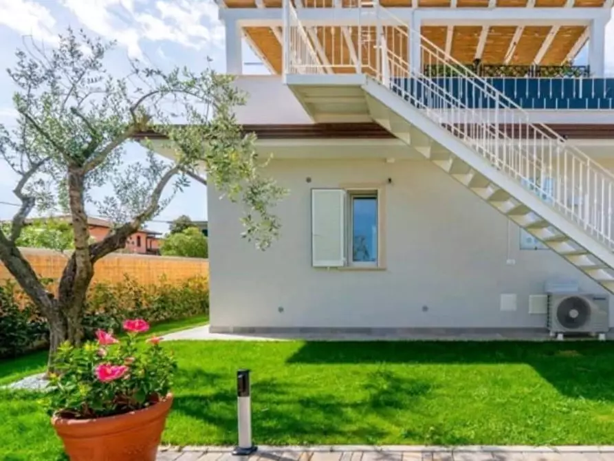 Immagine 20 di Villa in vendita  a Massa