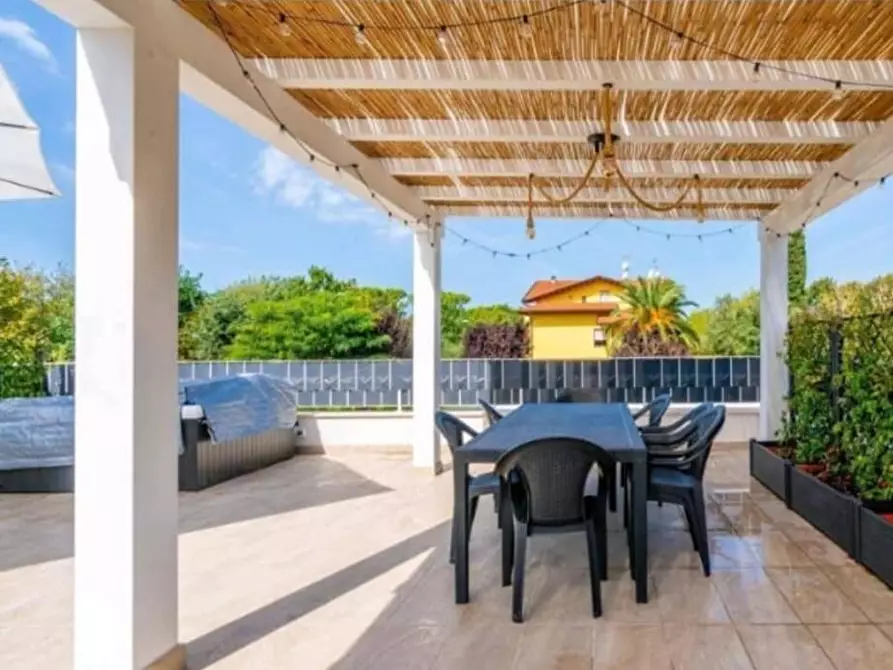 Immagine 26 di Villa in vendita  a Massa