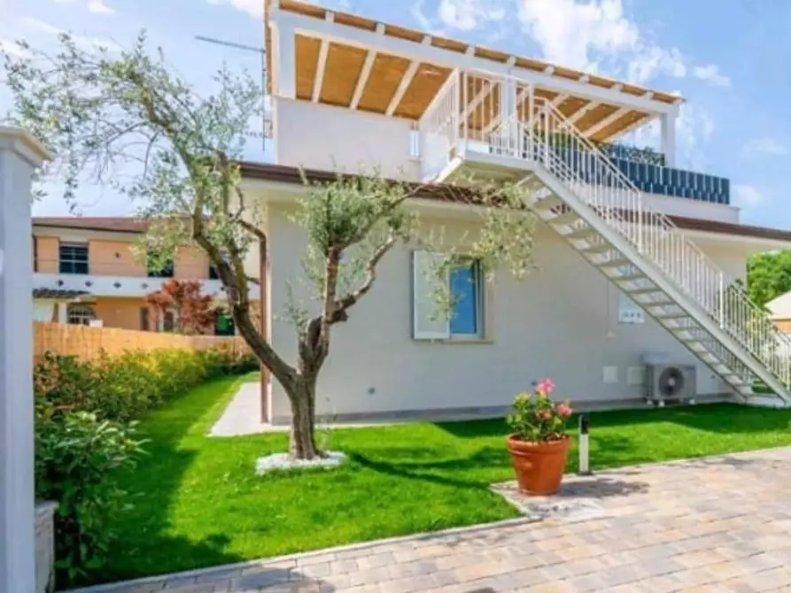 Immagine 21 di Villa in vendita  a Massa