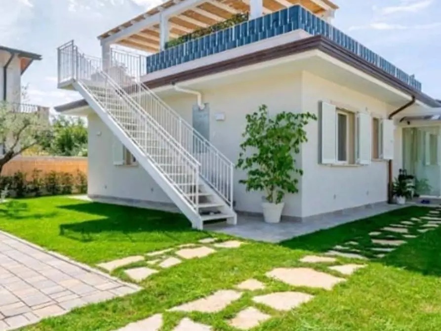 Immagine 19 di Villa in vendita  a Massa