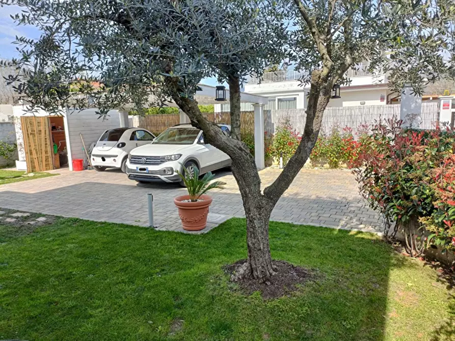 Immagine 15 di Villa in vendita  a Massa