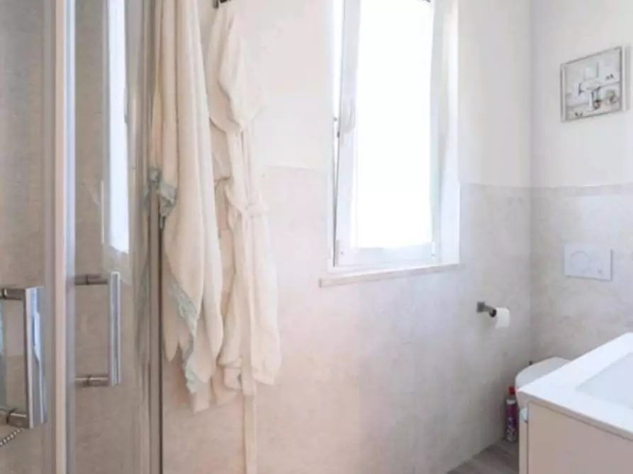 Immagine 11 di Villa in vendita  a Massa