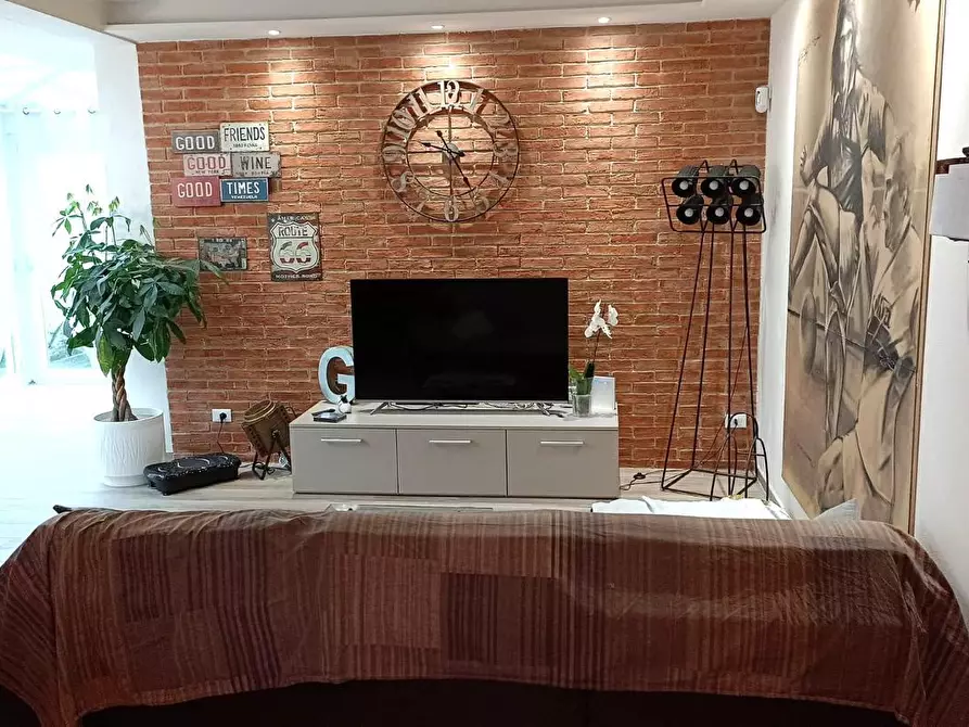 Immagine 2 di Villa in vendita  a Massa