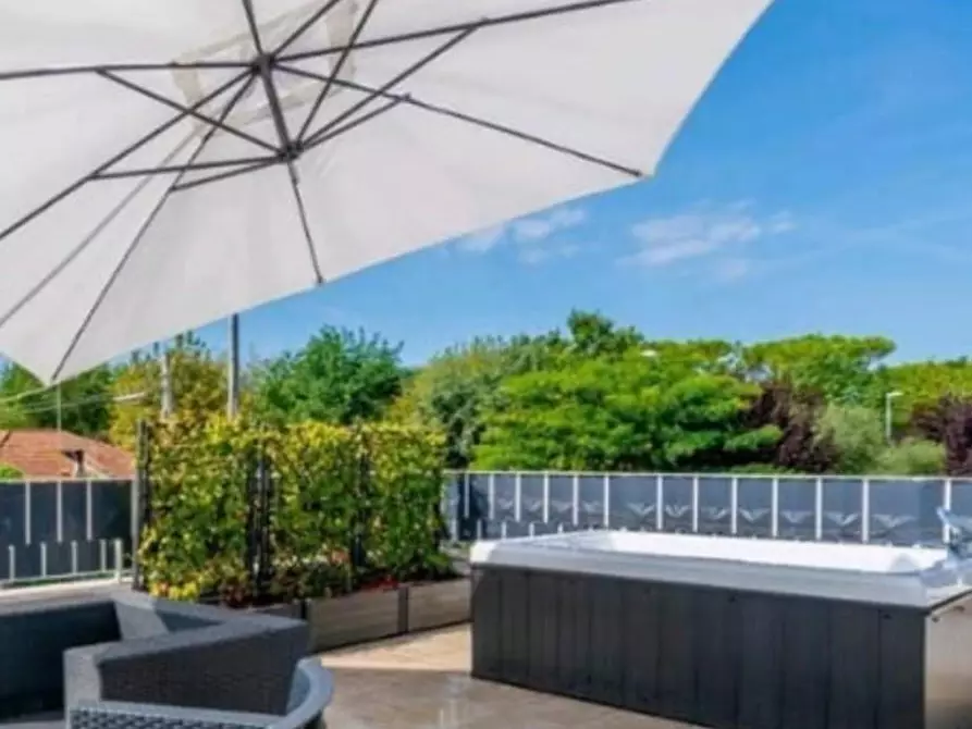 Immagine 25 di Villa in vendita  a Massa