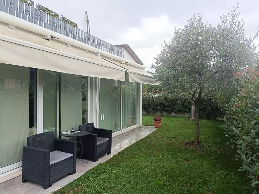 Immagine 12 di Villa in vendita  a Massa