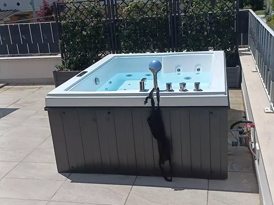 Immagine 27 di Villa in vendita  a Massa