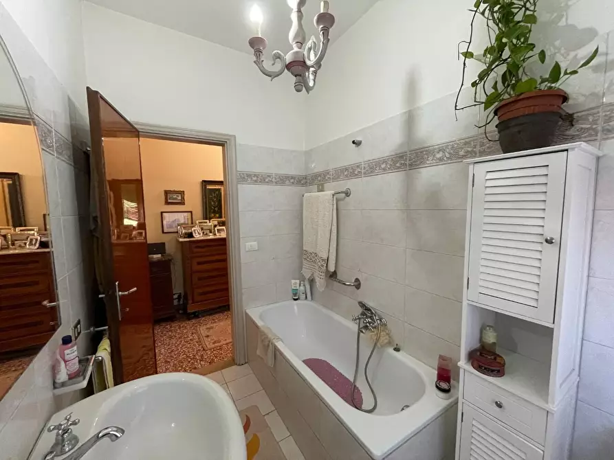 Immagine 16 di Porzione di casa in vendita  a Capannori