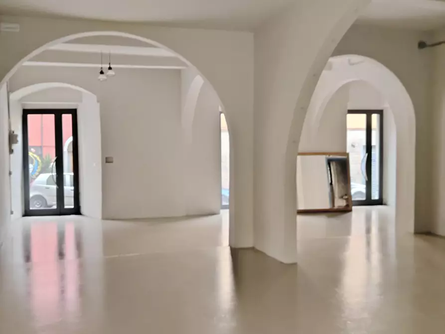 Immagine 10 di Showroom in affitto  a Carrara