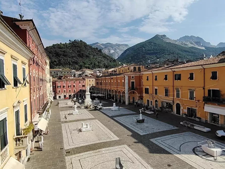 Immagine 6 di Showroom in affitto  a Carrara