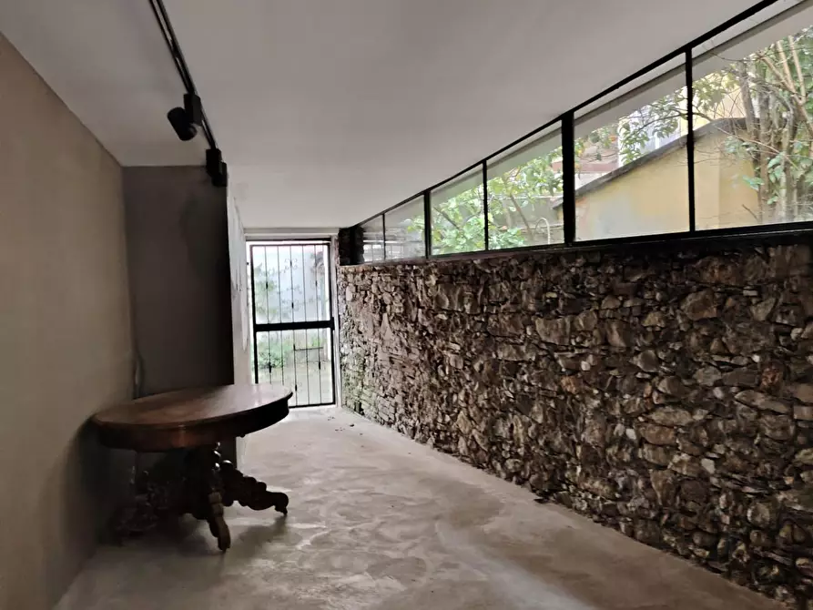 Immagine 19 di Showroom in affitto  a Carrara