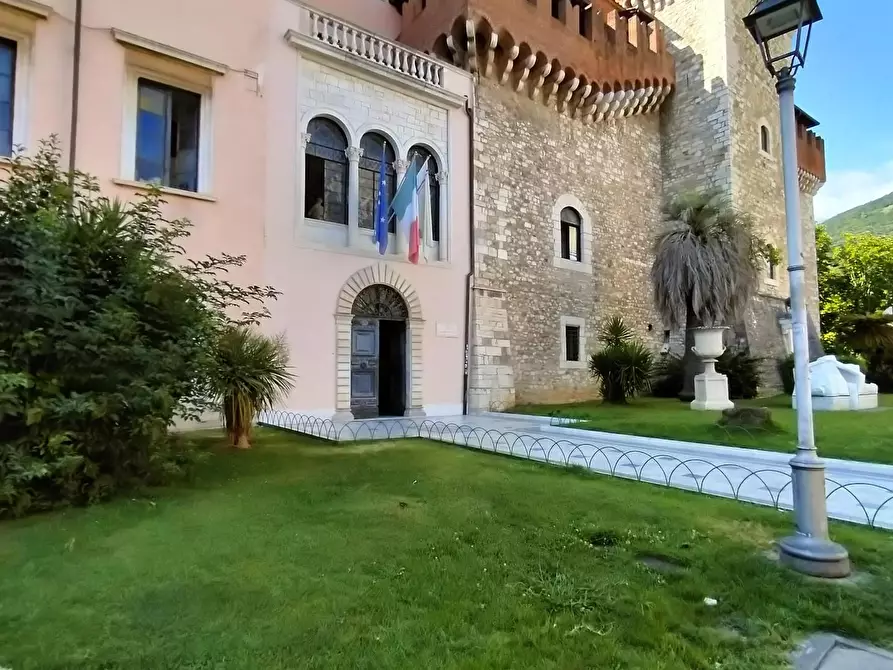 Immagine 1 di Showroom in affitto  a Carrara