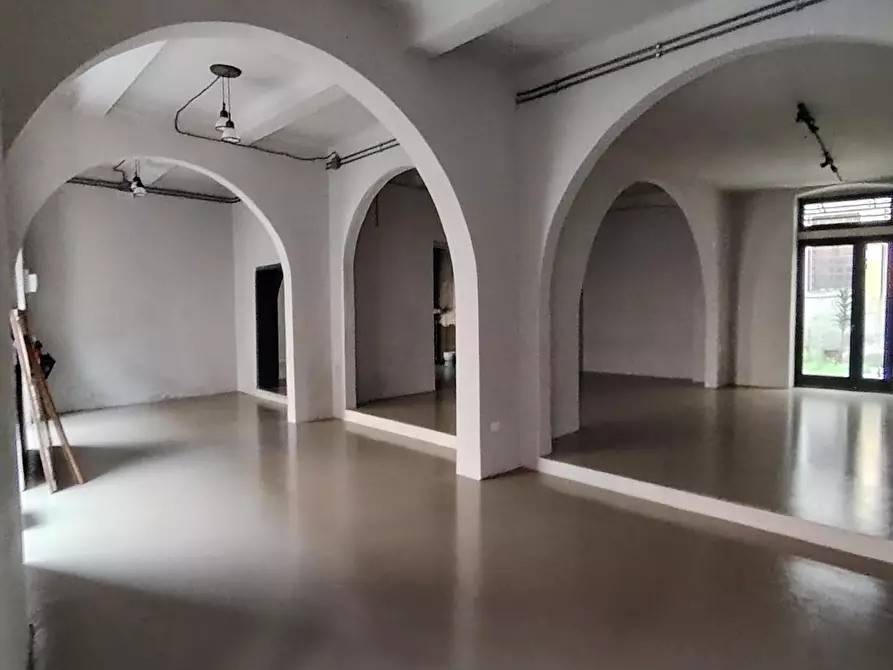 Immagine 8 di Showroom in affitto  a Carrara