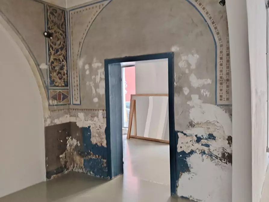 Immagine 15 di Showroom in affitto  a Carrara