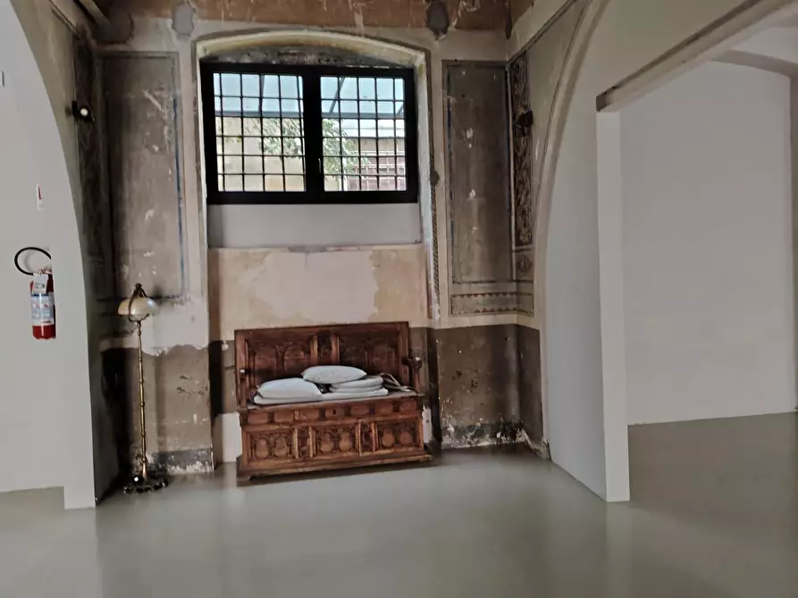 Immagine 11 di Showroom in affitto  a Carrara