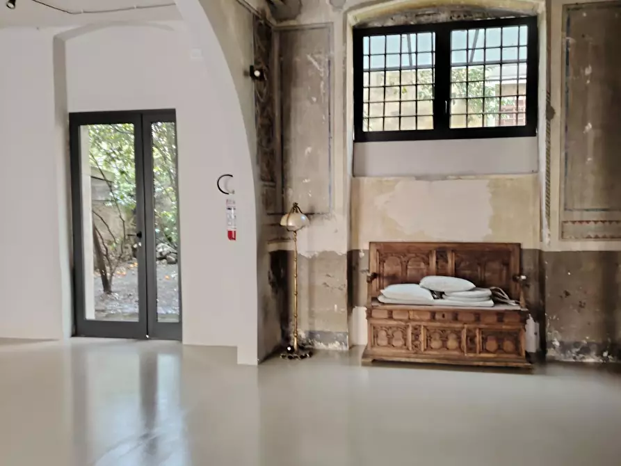 Immagine 13 di Showroom in affitto  a Carrara