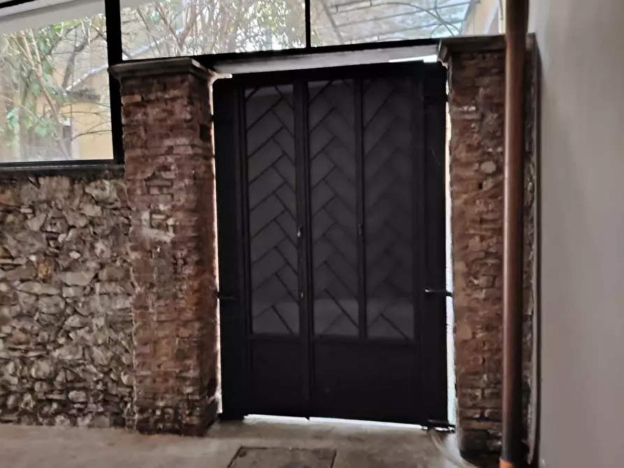 Immagine 21 di Showroom in affitto  a Carrara