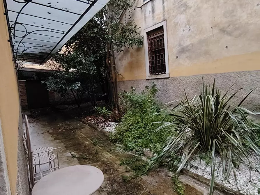 Immagine 17 di Showroom in affitto  a Carrara