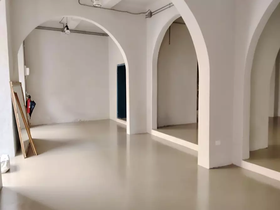 Immagine 9 di Showroom in affitto  a Carrara