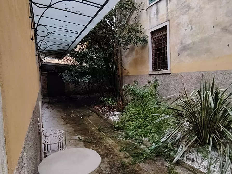 Immagine 18 di Showroom in affitto  a Carrara