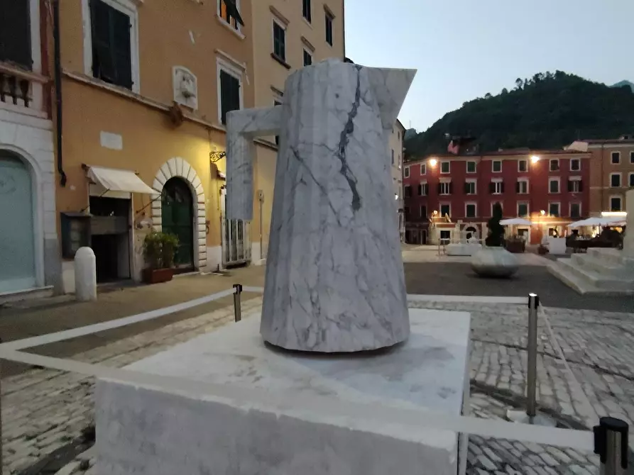 Immagine 7 di Showroom in affitto  a Carrara