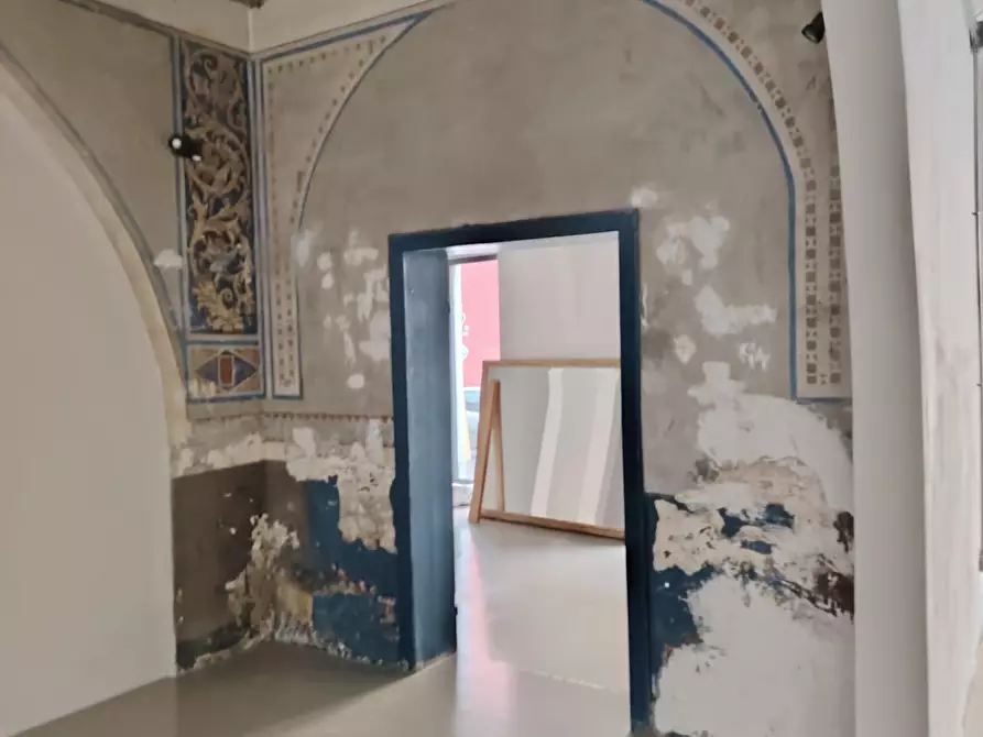 Immagine 14 di Showroom in affitto  a Carrara