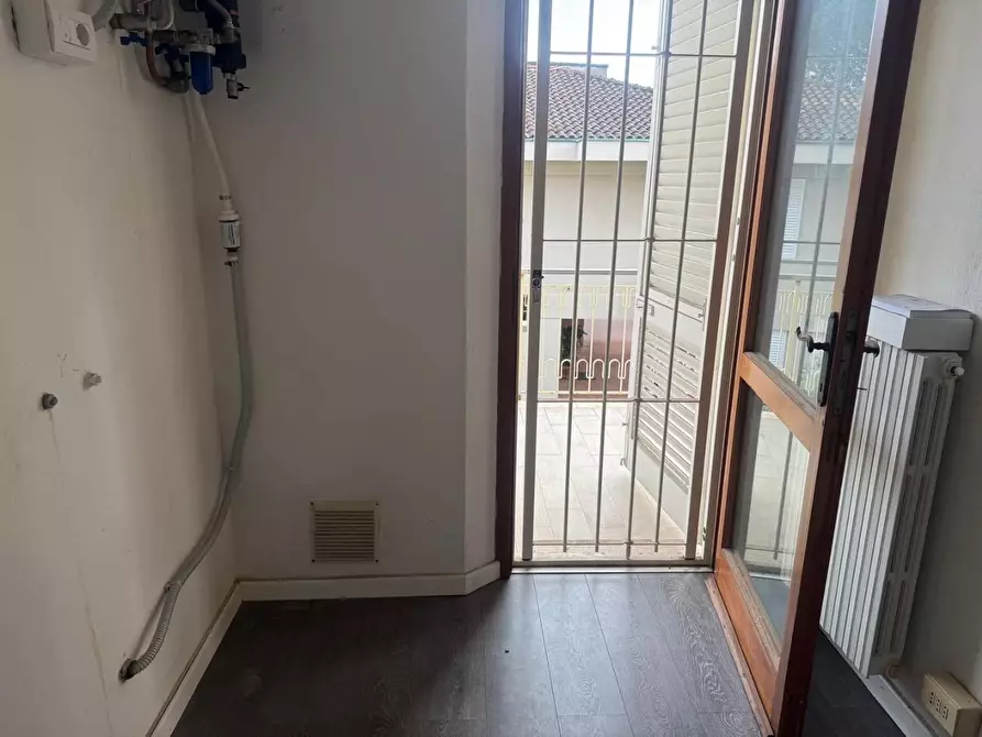 Immagine 15 di Ufficio in affitto  a Pontedera