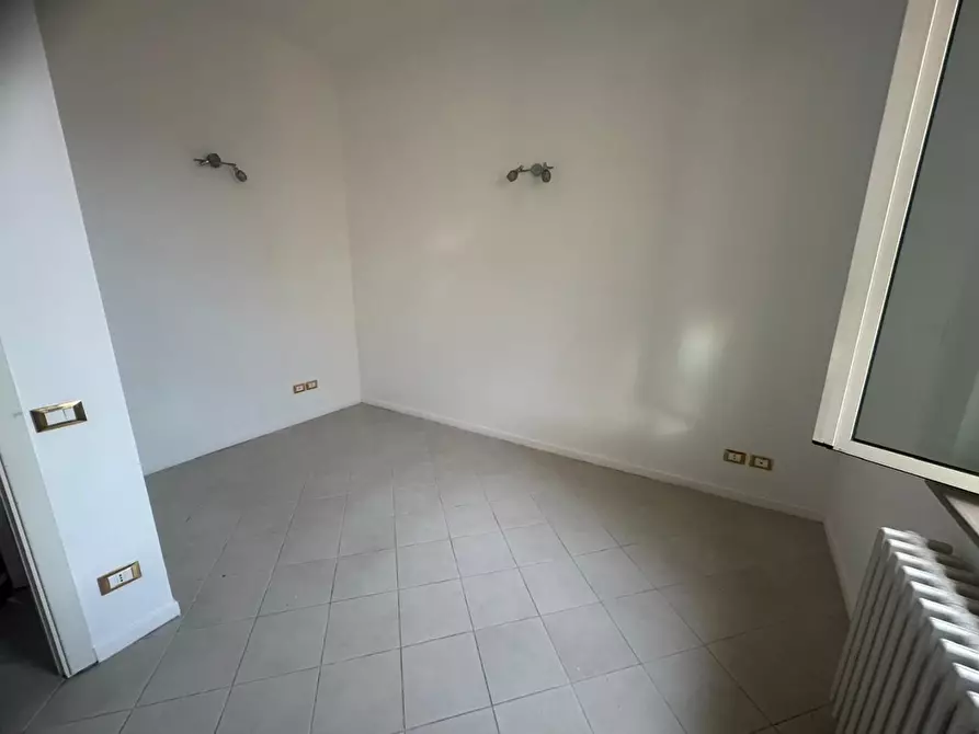 Immagine 8 di Ufficio in affitto  a Pontedera