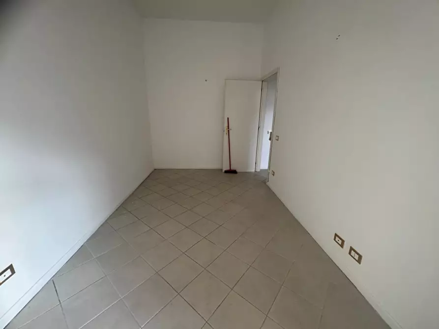 Immagine 4 di Ufficio in affitto  a Pontedera