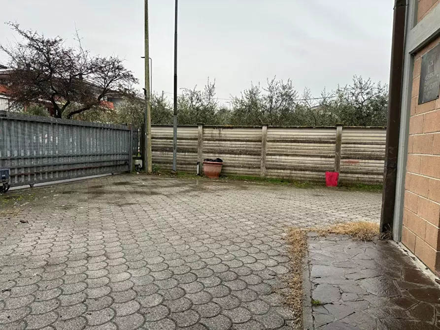 Immagine 2 di Attività artigianale in vendita  a Altopascio