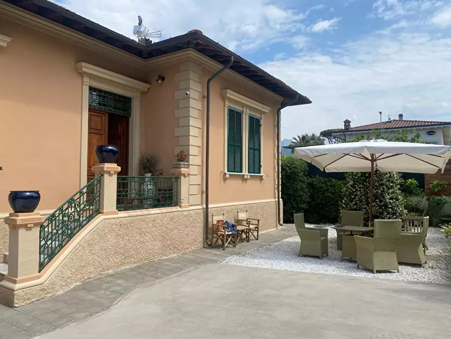 Immagine 1 di Casa indipendente in affitto  a Forte Dei Marmi