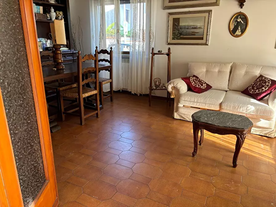 Immagine 2 di Villetta a schiera in vendita  a Viareggio