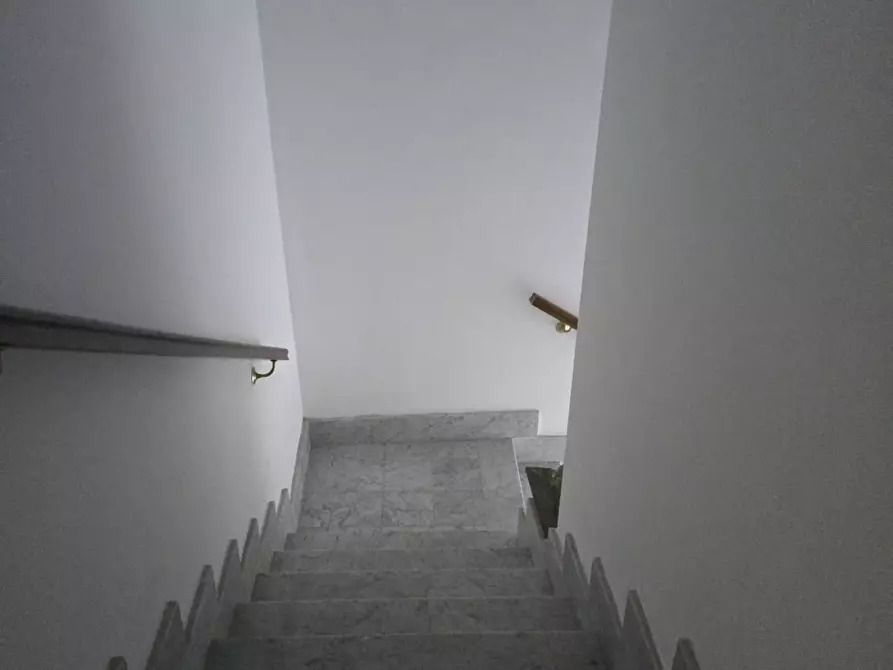 Immagine 13 di Locale commerciale in affitto  a Pontedera