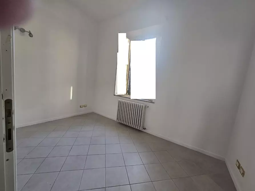 Immagine 10 di Locale commerciale in affitto  a Pontedera