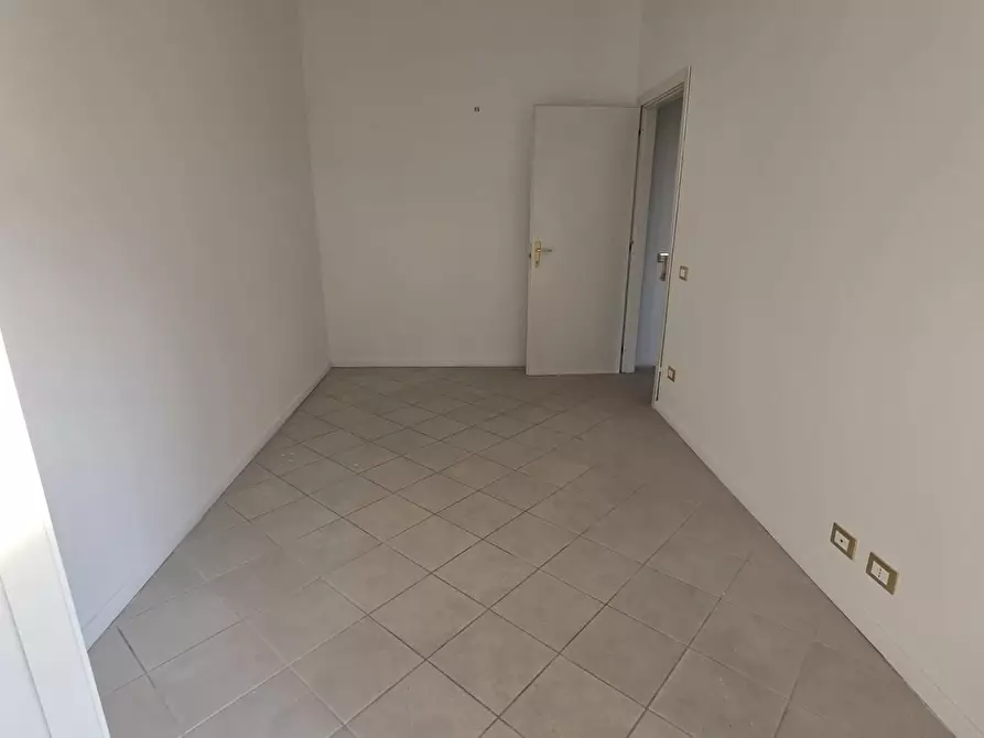 Immagine 12 di Locale commerciale in affitto  a Pontedera