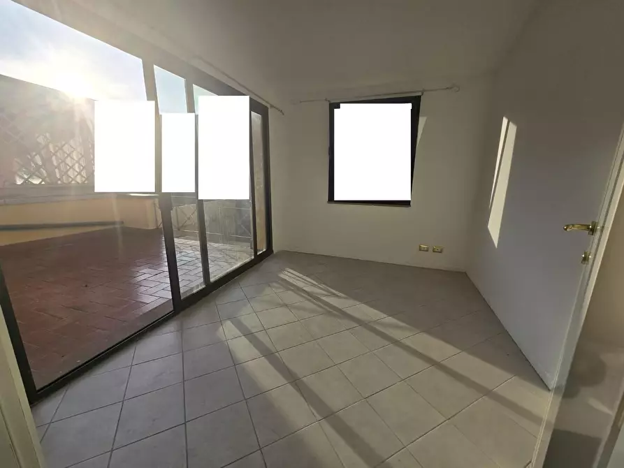 Immagine 11 di Locale commerciale in affitto  a Pontedera