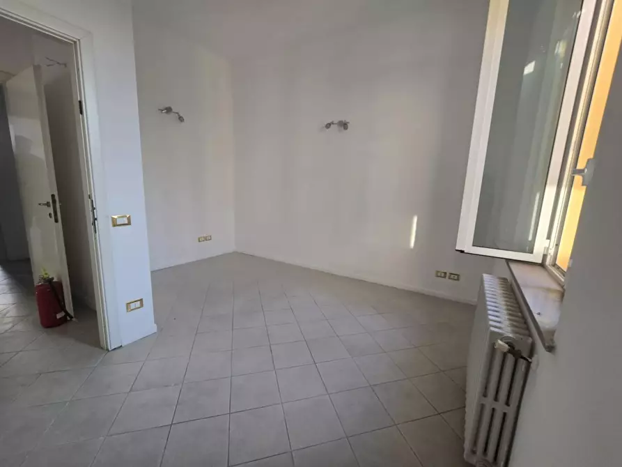 Immagine 9 di Locale commerciale in affitto  a Pontedera