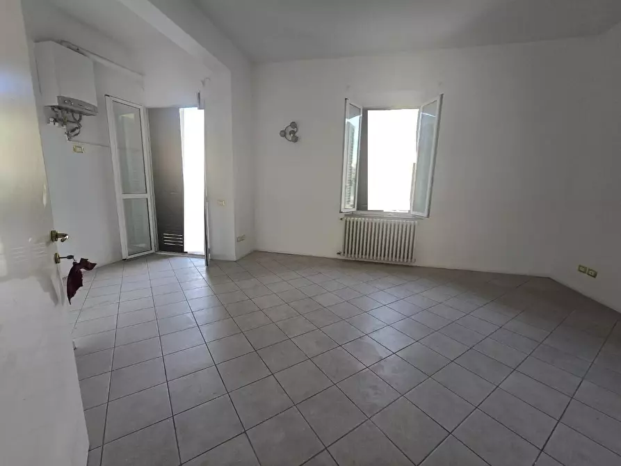 Immagine 6 di Locale commerciale in affitto  a Pontedera