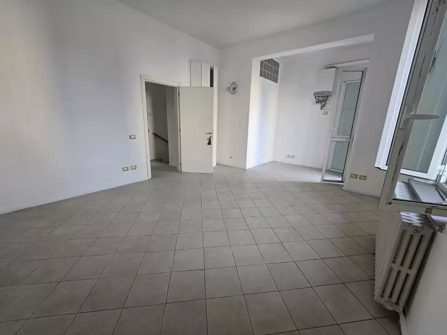 Immagine 5 di Locale commerciale in affitto  a Pontedera