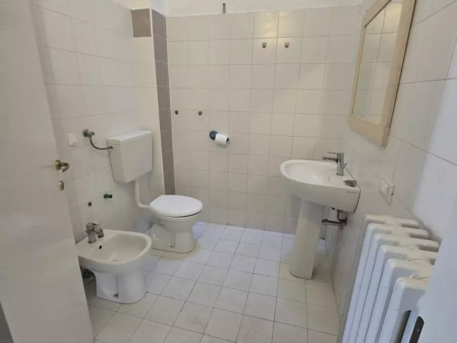 Immagine 8 di Locale commerciale in affitto  a Pontedera