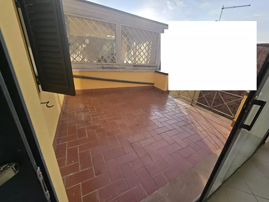 Immagine 2 di Locale commerciale in affitto  a Pontedera