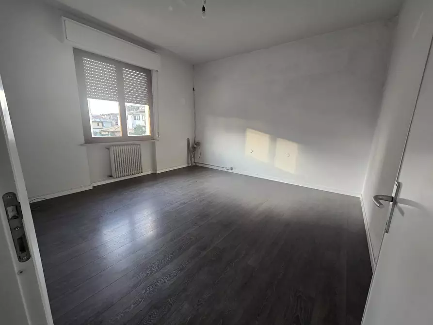 Immagine 2 di Locale commerciale in affitto  a Pontedera