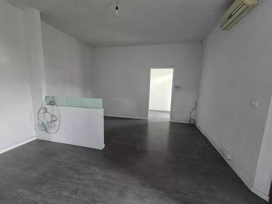 Immagine 8 di Locale commerciale in affitto  a Pontedera