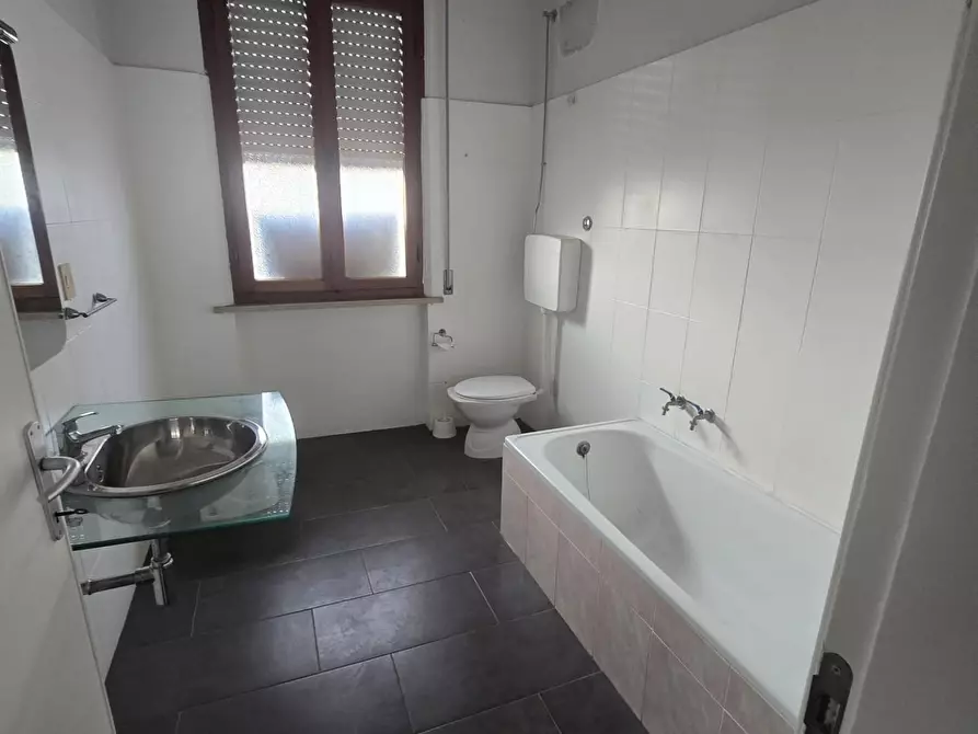 Immagine 3 di Locale commerciale in affitto  a Pontedera