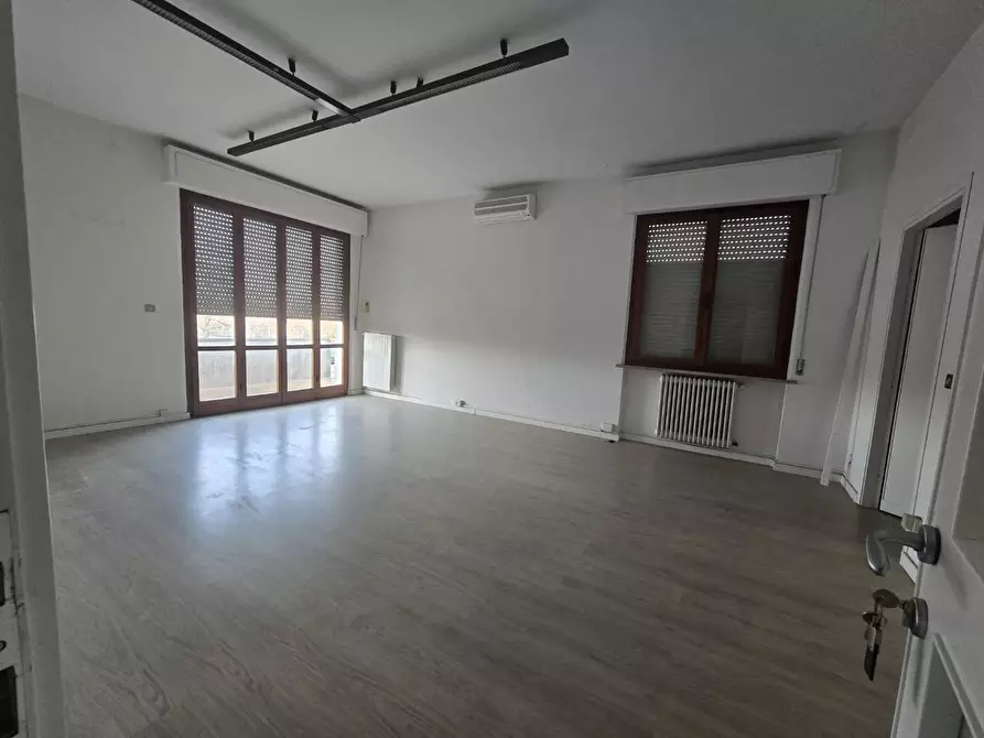 Immagine 5 di Locale commerciale in affitto  a Pontedera